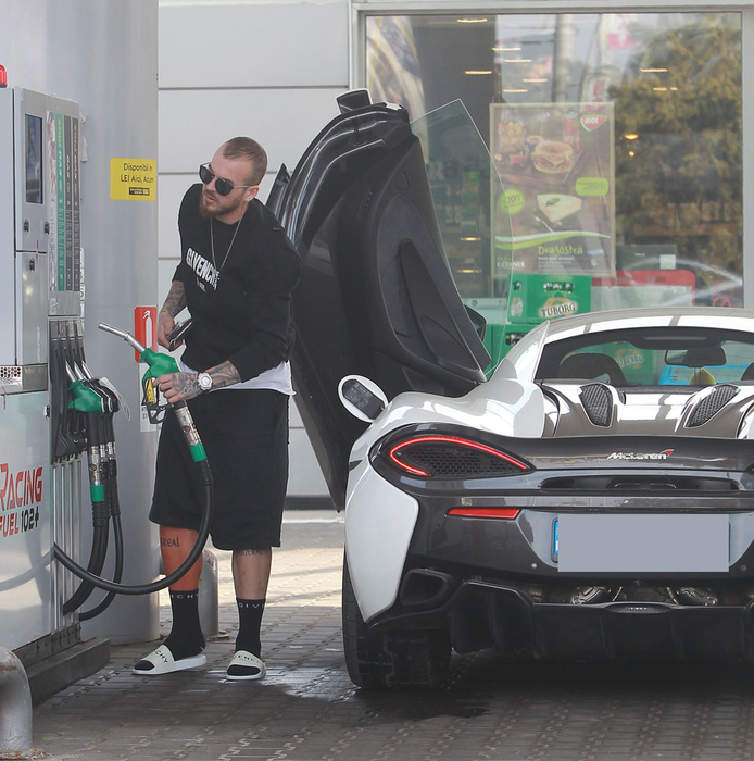 Denis Alibec a coborât în papuci la benzinărie ca să facă plinul McLaren-ului de 170.000 €