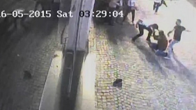 Cutitarul din Centrul Vechi, extradat! Agresorul va fi dus in fata judecatorilor