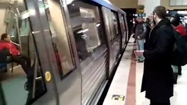 Pasagerii au rămas consternaţi: ce s-a întâmplat când metroul a oprit în Piaţa Victoriei