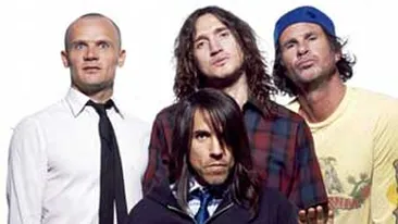 Rockerii de la Red Hot Chili Peppers au aterizat la Bucuresti! Unul dintre artisti: Sunt fiul ilegitim al lui Ilie Nastase si al Nadiei Comaneci
