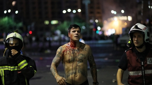 Atac incredibil al unui huligan, în timpul protestului! Un jandarm a fost lovit cu piciorul în față!