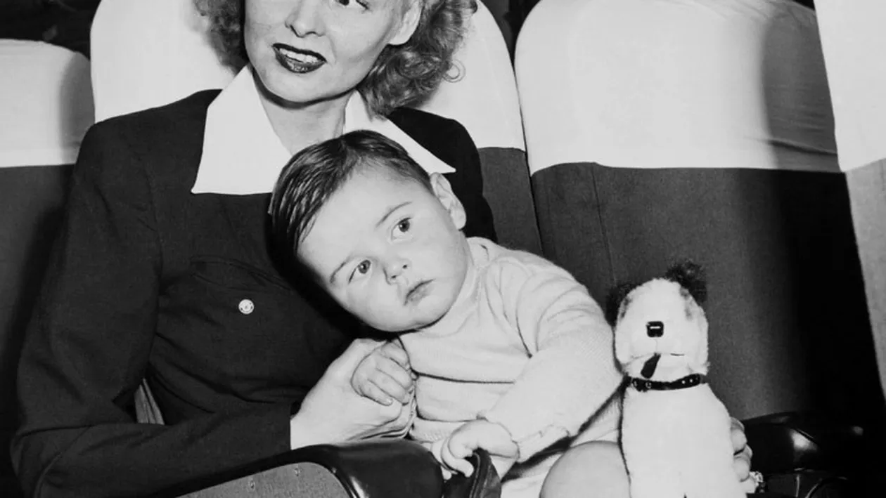 Aceste imagini rare din 1950 ne arată ce făceau părinţii cu bebeluşii pe care îi luau cu ei atunci când călătoreau cu avionul