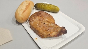 Cât costă o ceafă de porc cu castravete murat și chiflă la Kaufland. Cât a plătit un client în 2026