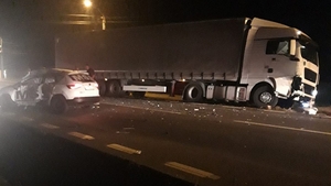 Neatenția îl putea costa viața pe un șofer din Argeș. Nu s-a asigurat și a fost izbit de un tir. A rămas încarcerat