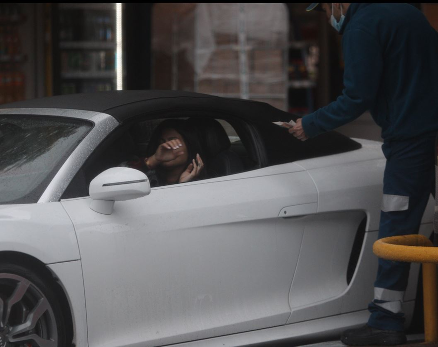 Roxana Dobre achită benzina cu care și-a alimentat mașina