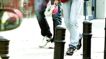 Joe i-a cumparat flori si a invitat-o in apartamentul sau