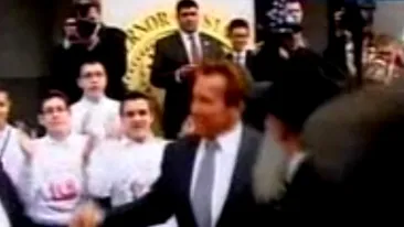 VIDEO Arnold Schwarzenegger a intrat in hora alaturi de evrei, la inceputul sarbatorii Hanuka