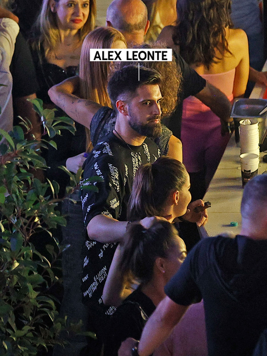 Alex Leonte îi ”strecoară” "clonei" lui Theo Rose o mână pe umăr (Foto: CANCAN.RO)