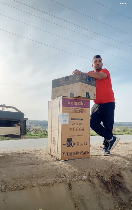 După ce l-a umilit pe Dorian Popa pentru 2 pizza, Adelin Petrișor a primit două colete de la Pescobar. Ce se afla în ele