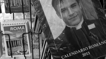 BLASFEMIE! In ce ipostaze apar PREOTII de la Vatican, intr-un CALENDAR care se vinde acum pe strazile Romei