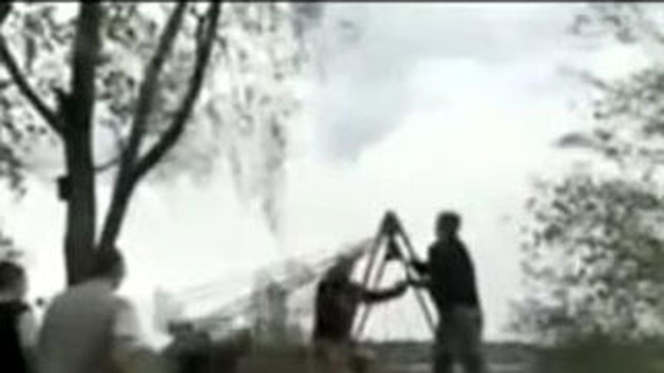 VIDEO Leaganul nu e doar pentru copii, e si pentru tampiti! Uite cum si-a rupt gatul intr-un parc de distractii!