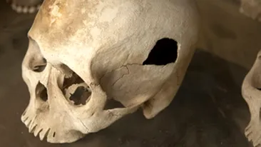 VIDEO Scandal la o manastire din Medehinti! O maicuta sfinteste apa cu un craniu uman