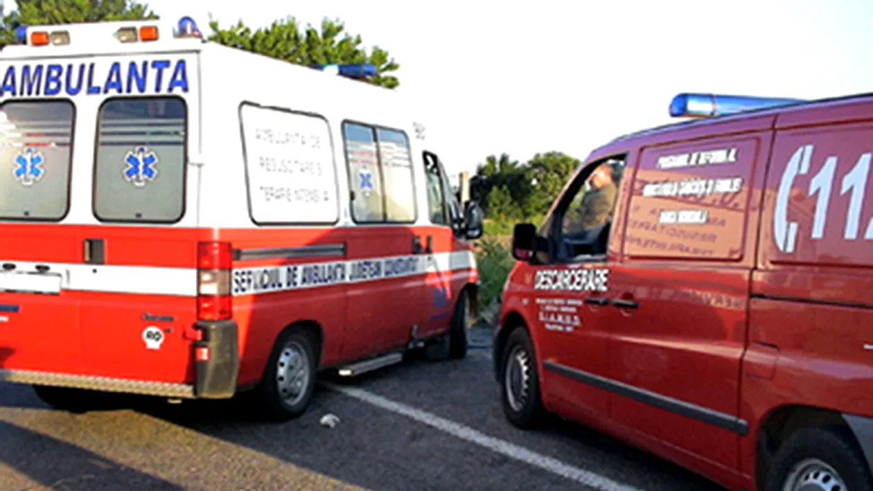 Accident TERIBIL in Arges! Un om a murit si alte 5 persoane au ajuns in stare grava la spital, dupa ce un microbus s-a rasturnat