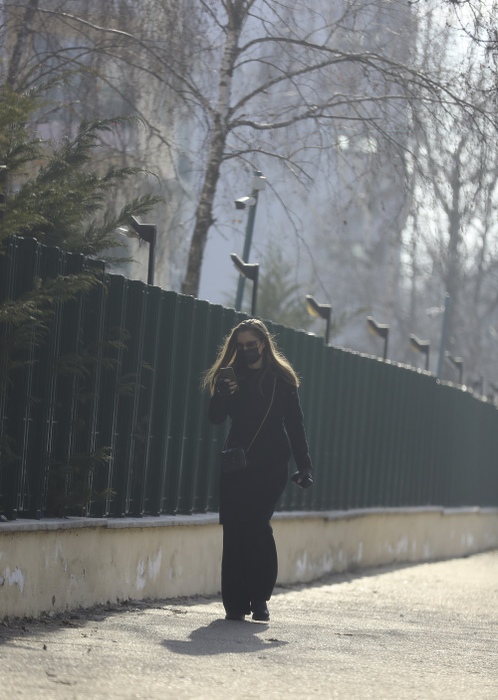 În vârstă de 56 de ani, Romanița Iovan și-a ales o ținută all black când a plecat de acasă pentru a-și rezolva sarcinile pe care le avea în agendă © CANCAN.RO