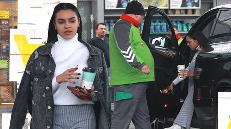 Fiica lui Minune i-a ”pus la muncă” pe angajații unei benzinării!