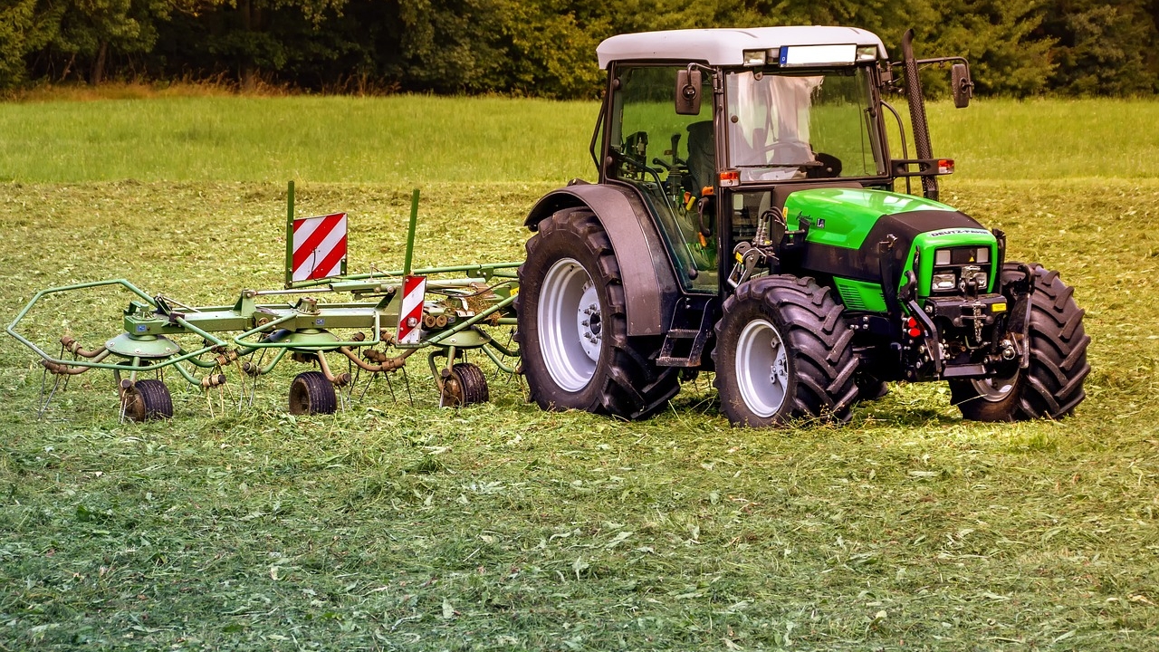 Salariul de tractorist, mai mare decât cel de medic rezident