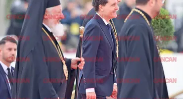 Gestul lui Nicușor Dan în fața mulțimii, când a ajuns la Catedrala Mântuirii Neamului. Președintele României a fost singurul care a făcut asta!