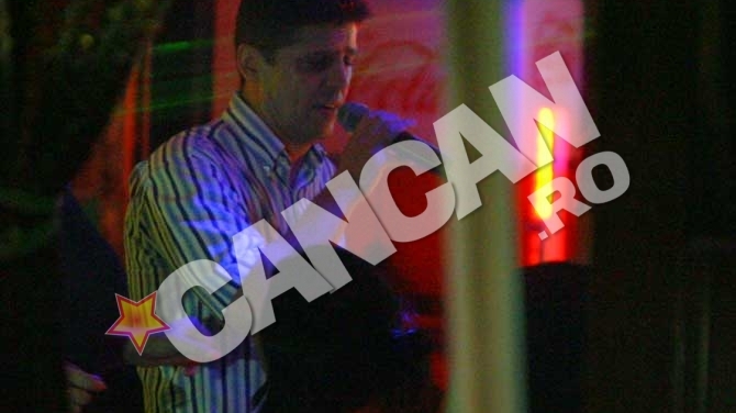 Politicianul dansator face orice pentru a-si promova clubul! Talmacean isi intretine clientii cantand melodiile lui Banica