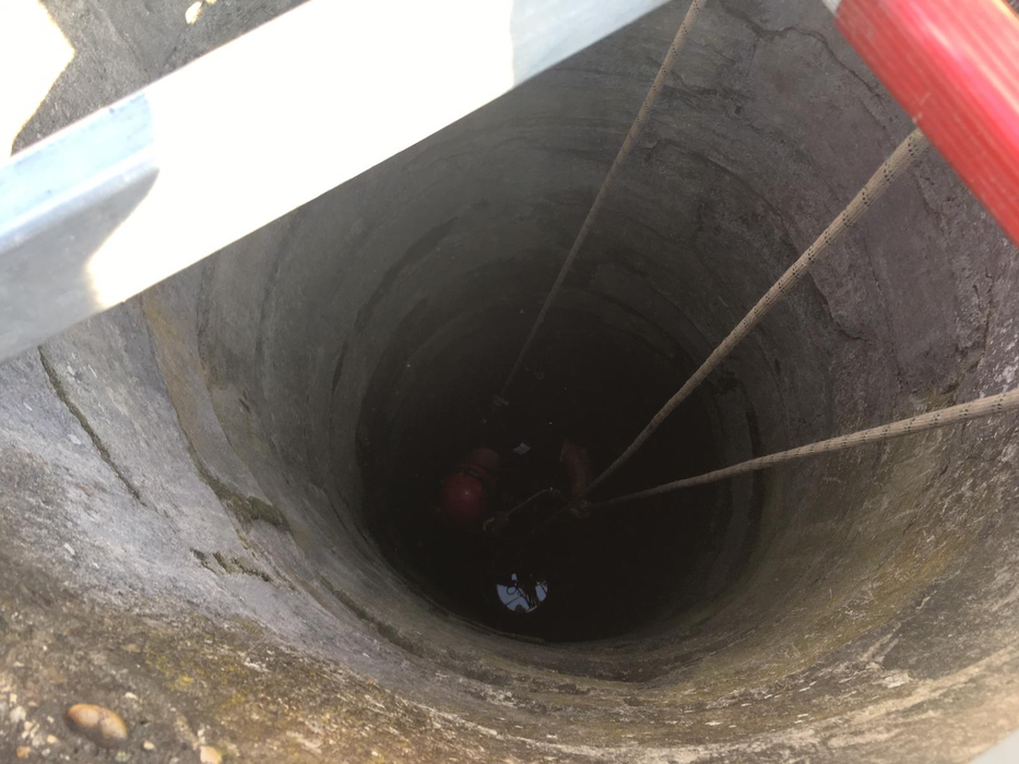 Descoperire macabră! Pompierii au scos două cadavre dintr-o fântână