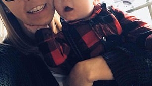 Gestul revoltator al unei femei care nu voia sa calatoreasca in avion, alaturi de o mama si copilul ei! Stewardesele au avut un soc cand au vazut-o ce facea de fata cu ceilalti pasageri