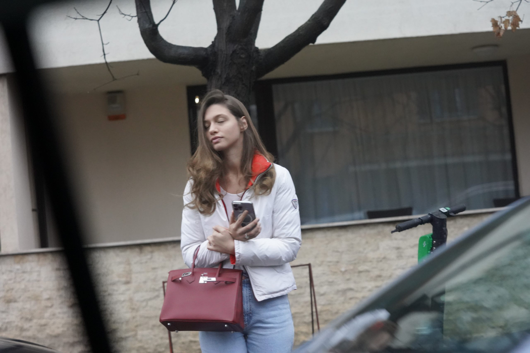 Laura Dincă a ieșit la shopping cu o geantă Hermes de 12.000 de euro / Sursă foto: CANCAN.RO