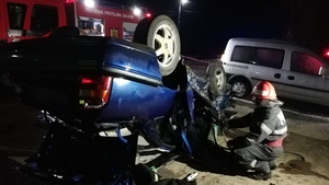 Grav accident în Teleorman. Un autoturism a intrat într-un cap de pod, apoi s-a răsturnat