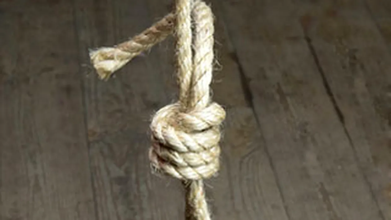 VIDEO TERIBIL! Sinucidere sau crima? Sot si sotie, gasiti spanzurati fata in fata