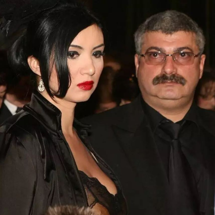 Mama Adrianei a locuit o perioadă lungă de timp împreună cu fiica sa și Silviu Prigoană, în vila afaceristului