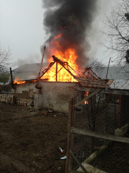Focul le-a mistuit casa chiar înainte de Crăciun