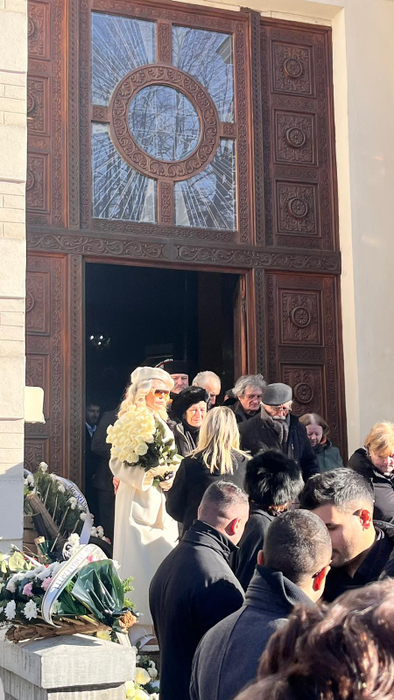 Motivul real pentru care Loredana Groza s-a îmbrăcat în alb la înmormântarea tatălui ei. Ce semnificație are ținuta atipică, de fapt