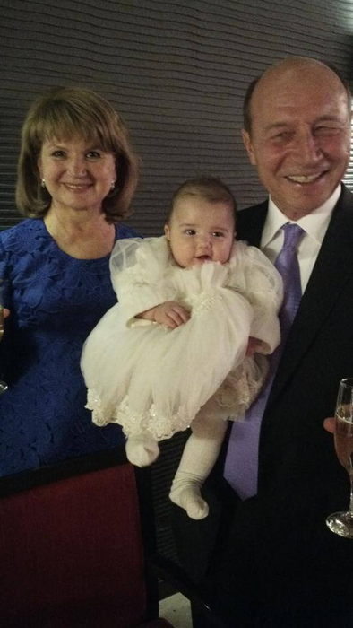 Maria şi Traian Băsescu fac tot posibilul să-şi mulţumească nepoţii