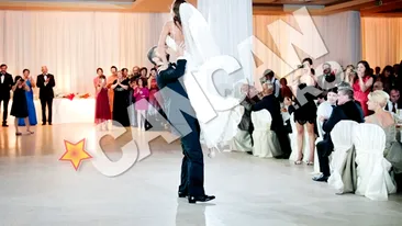 Dansez pentru tine e nimic! Vezi aici imagini de senzatie de la nunta fiicei lui Funzaverde: mirele o ridica in aer si ingenuncheaza in fata ei!