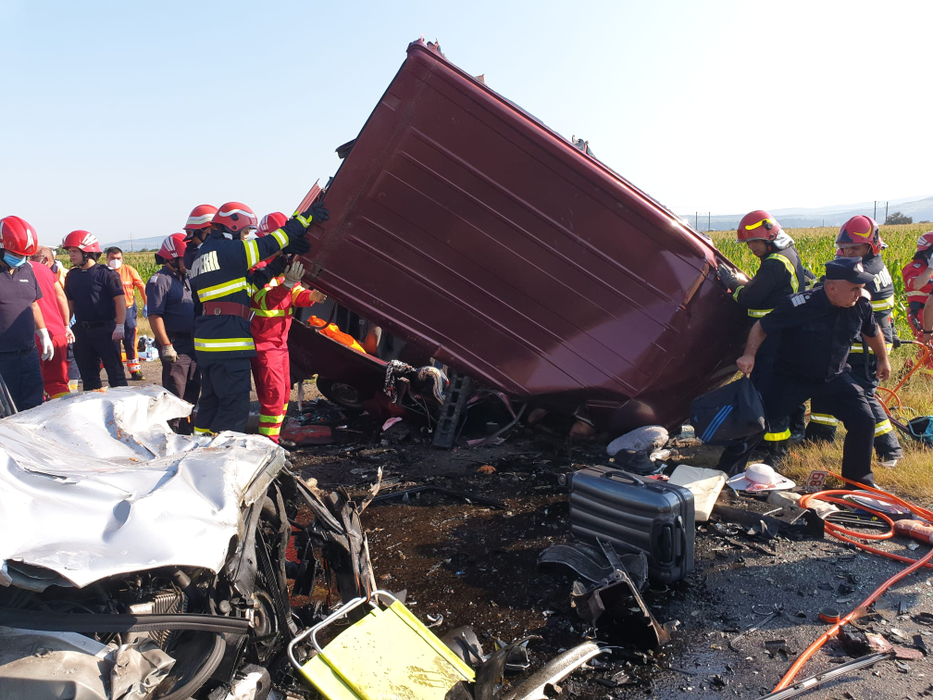 Cine sunt victimele tragediei de la Bacău. Șoferul care se întorcea din Marea Britanie și-a pierdut soția și doi dintre copii. FOTO