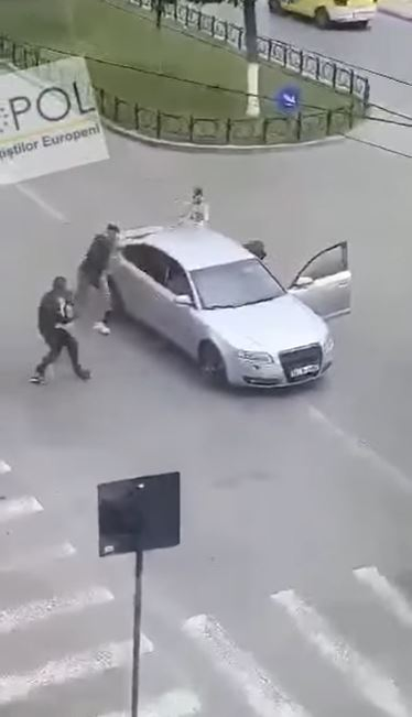 Scene extrem de violente în Craiova, unde două clanuri s-au bătut în trafic cu bâte și cuțite! Mai multe persoane au ajuns la spital