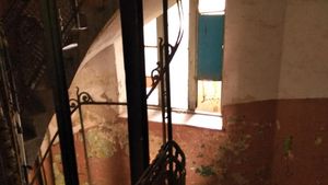 Secrete ascunse în pereții casei! Ce a găsit o femeie în locuința sa veche de 150 de ani