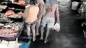 VIDEO Fetelor, luati lectii! Vezi cum a reactionat o tipa cand a fost pipaita de un baiat pe fund!