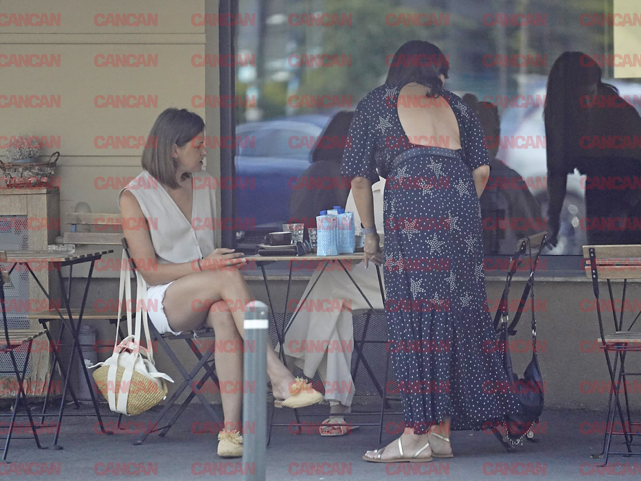 Monica Bîrlădeanu la cafenea