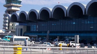 VIDEO O pancarta publicitara de pe aeroportul Otopeni s-a prabusit pe o femeie!