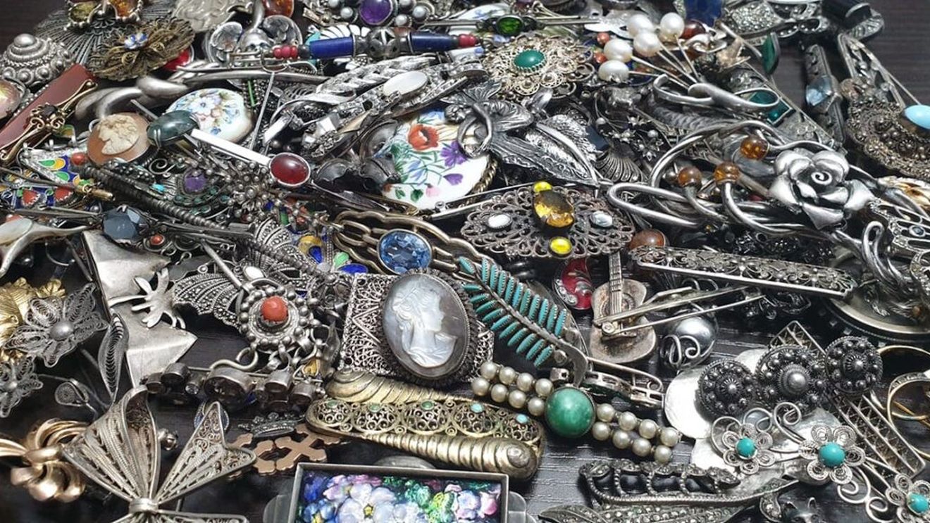 O femeie a cumpărat o pereche de cercei vechi la preț de chilipir, dar a rămas fără cuvinte când a aflat cât valorează