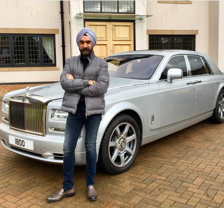 Un bărbat a intrat în bancă și a cerut un împrumut de 5.000 de lire, oferind drept garanție un Rolls Royce de un sfert de milion! Bancherii au rămas șocați când au aflat cine era