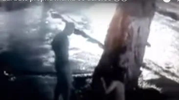 Scene șocante în București! Un bărbat bate cu bestialitate o femeie, care este chiar mama lui! Niciun trecător nu a intervenit