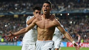 După ce s-a zvonit că este gay, CRISTIANO RONALDO s-a afişat AŞA cu o adevărată BOMBĂ SEXY! Au mers la piscină, apoi...