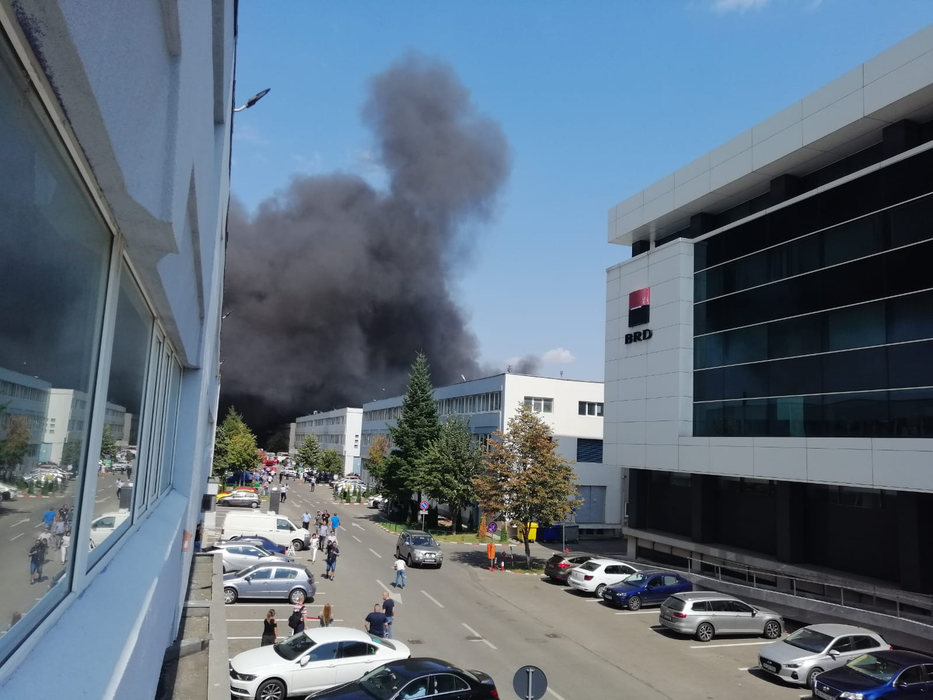 VIDEO. Incendiu puternic pe Strada Biharia din București. „Arde o hală, în întregime”. A fost transmis mesaj prin Ro Alert pentru protecția populației