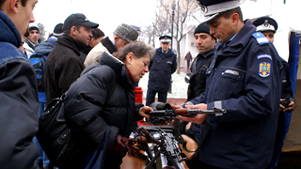 Gorjenii au pus mana pe arme! Jandarmeria din Targu Jiu si-a lasat pustile si pistoalele in strada, la discretia trecatorilor