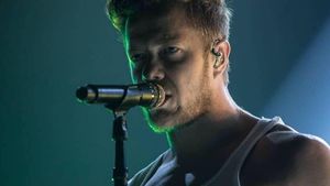 Divorț-șoc în showbiz! Dan Reynolds, solistul trupei Imagine Dragons, s-a despărțit de soție după 10 ani de căsnicie