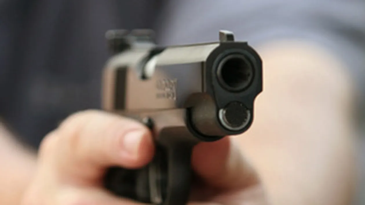 Un politist din Bucuresti s-a sinucis dupa ce si-a impuscat prietena