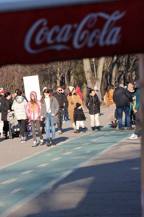 Ilinca Vandici și băiețelul ei, Zian, la plimbare prin parc