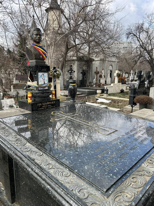 Dragoș Dolănescu merge de fiecare dată când vine în România la mormântul tatălui său