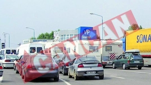 Capsunarii se ingramadesc la granita