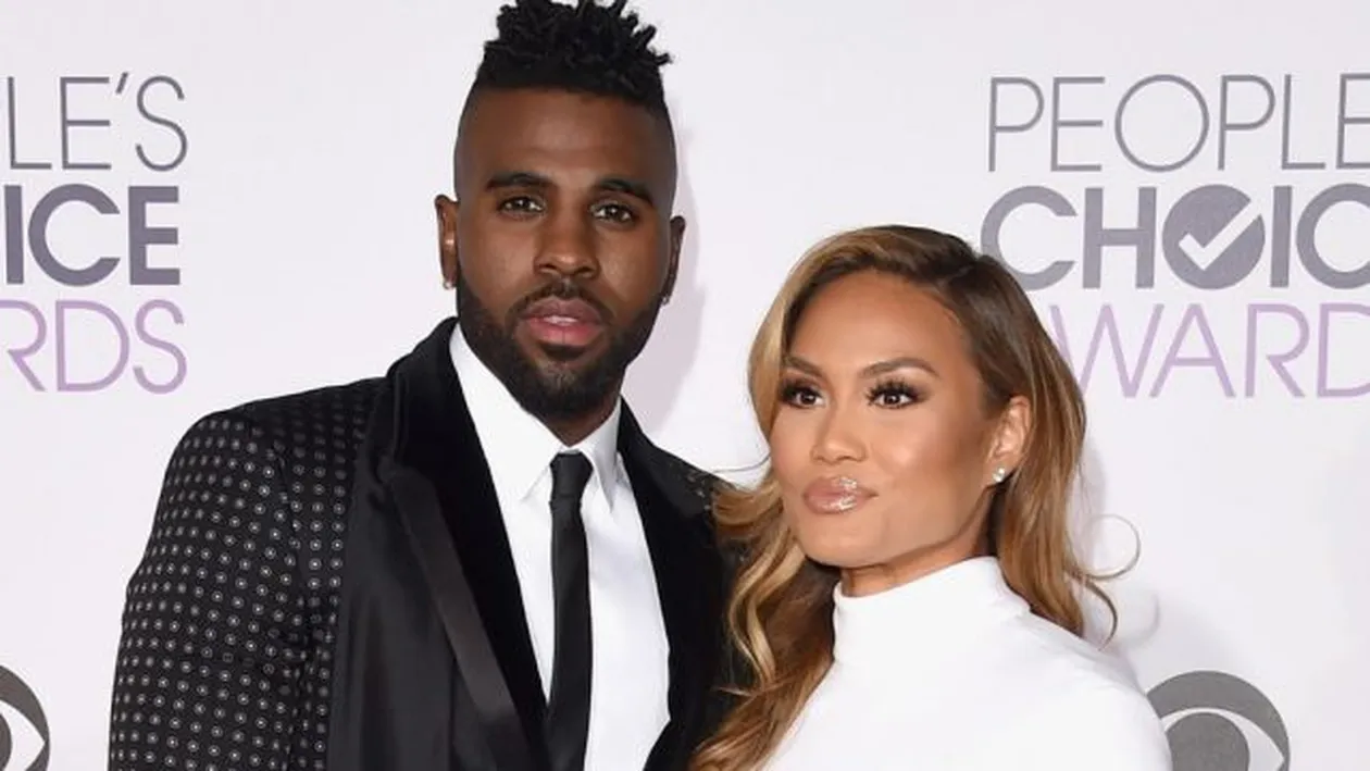 Iubita lui Jason Derulo a aparut aproape dezbracata la un eveniment